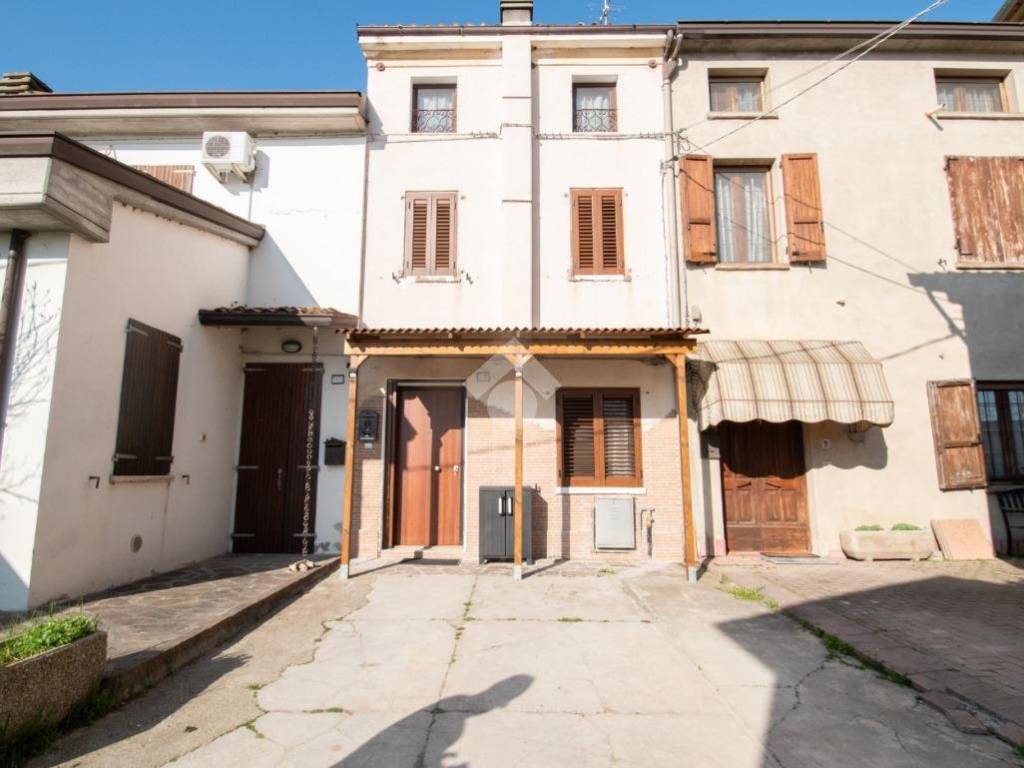 casa indipendente in vendita a Novi di Modena