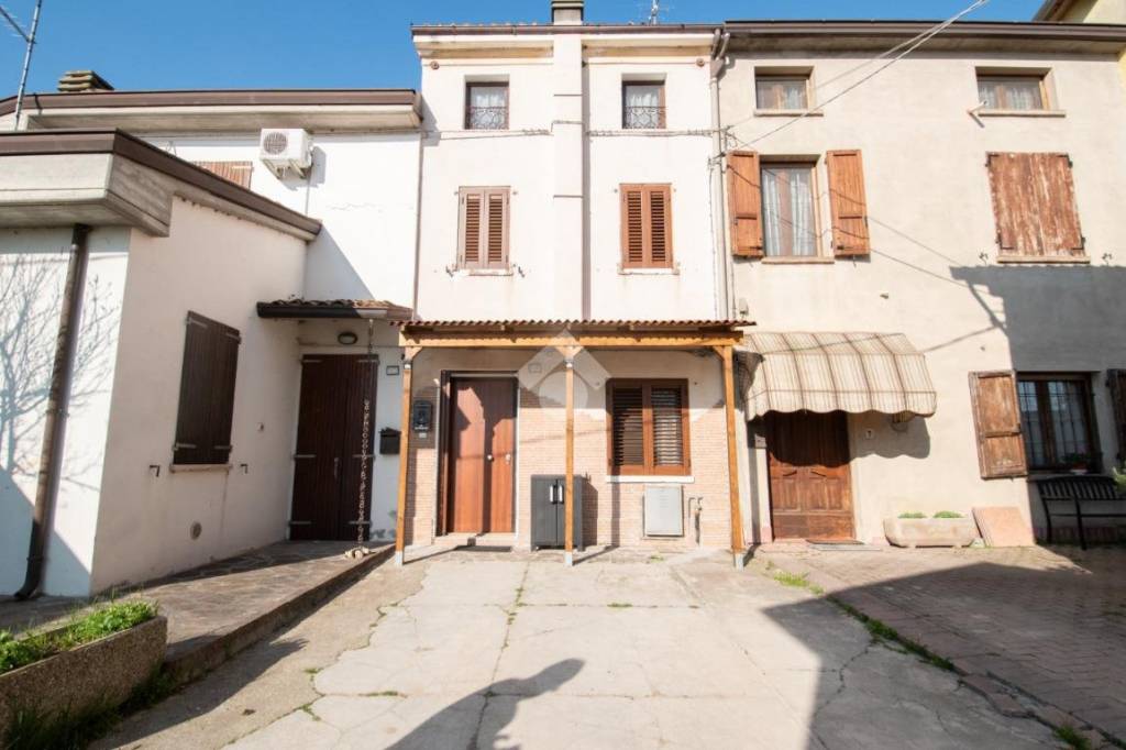 casa indipendente in vendita a Novi di Modena
