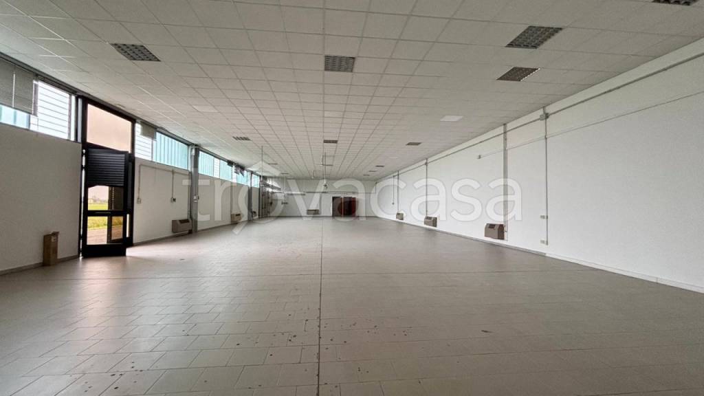 locale commerciale in vendita a Novi di Modena