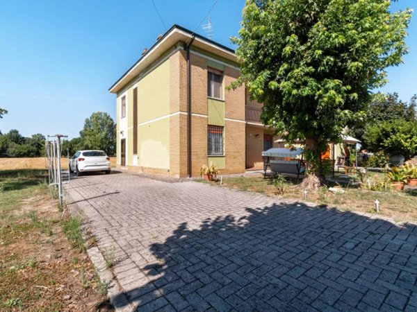 casa indipendente in vendita a Novi di Modena