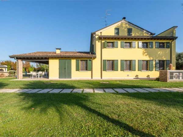 casa indipendente in vendita a Novi di Modena
