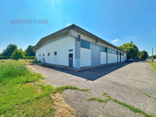 locale commerciale in vendita a Novi di Modena