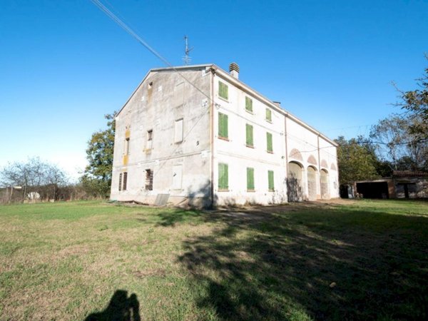 casale in vendita a Novi di Modena