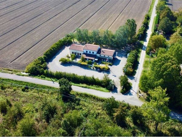 casa indipendente in vendita a Novi di Modena