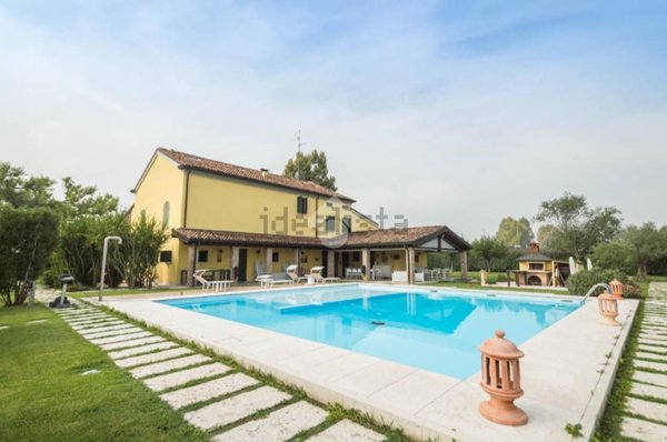 casa indipendente in vendita a Novi di Modena