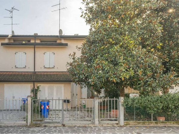 casa indipendente in vendita a Novi di Modena