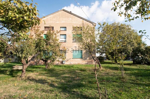 casale in vendita a Novi di Modena