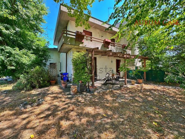 casa indipendente in vendita a Novi di Modena