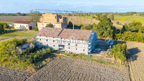 casale in vendita a Novi di Modena