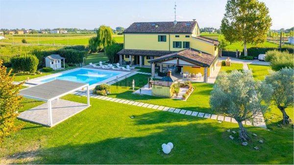 casa indipendente in vendita a Novi di Modena