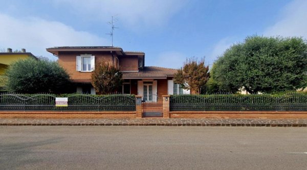 casa indipendente in vendita a Novi di Modena in zona Rovereto sulla Secchia