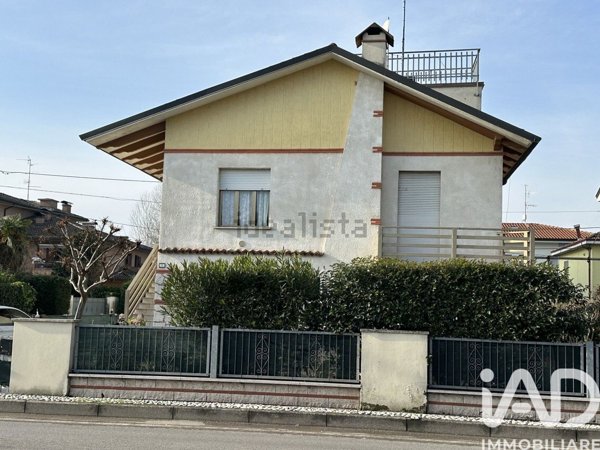 casa indipendente in vendita a Novi di Modena