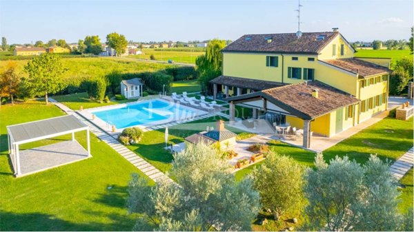 casa indipendente in vendita a Novi di Modena