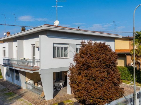 casa indipendente in vendita a Novi di Modena