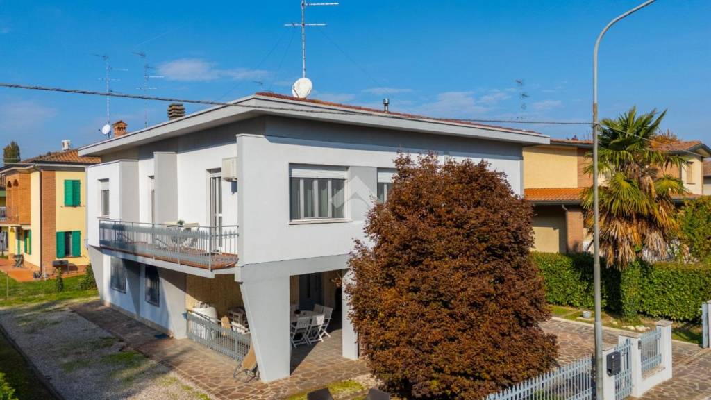 casa indipendente in vendita a Novi di Modena