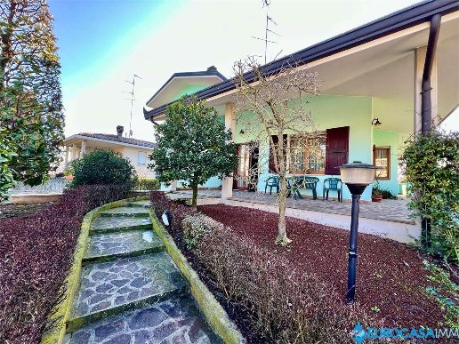 casa indipendente in vendita a Novi di Modena