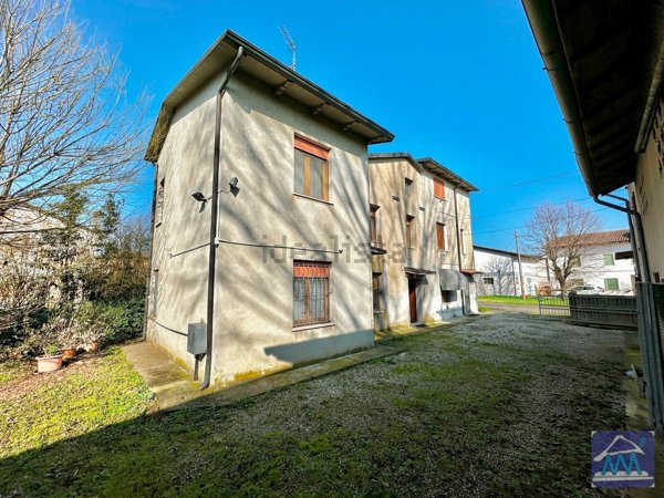 casa indipendente in vendita a Novi di Modena