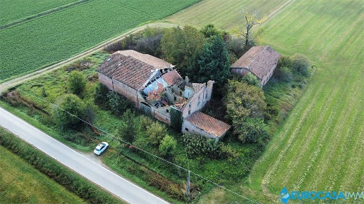 casale in vendita a Novi di Modena