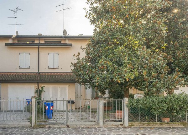 casa indipendente in vendita a Novi di Modena