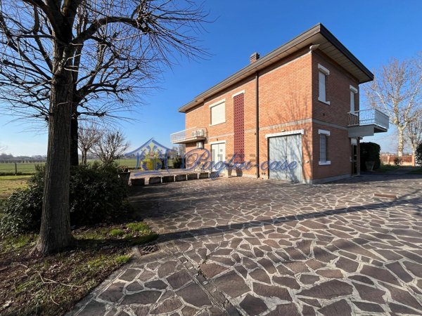 casa indipendente in vendita a Novi di Modena