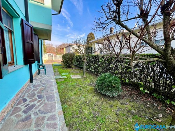 casa indipendente in vendita a Novi di Modena