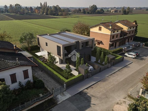 casa indipendente in vendita a Novi di Modena in zona Rovereto sulla Secchia