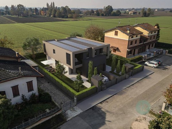 casa indipendente in vendita a Novi di Modena in zona Rovereto sulla Secchia