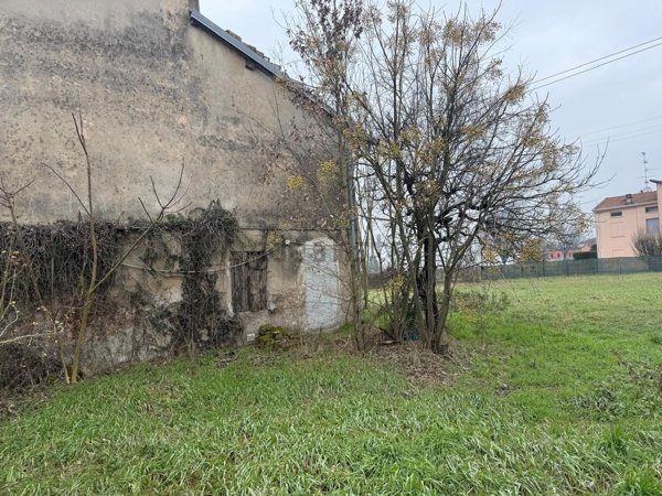 casa indipendente in vendita a Novi di Modena