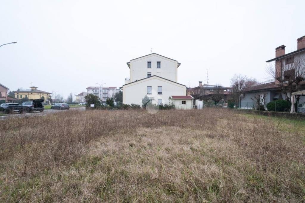 casa indipendente in vendita a Novi di Modena