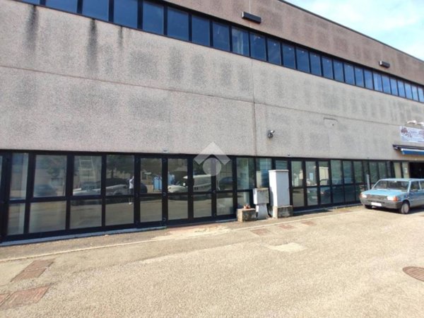 locale commerciale in vendita a Novi di Modena