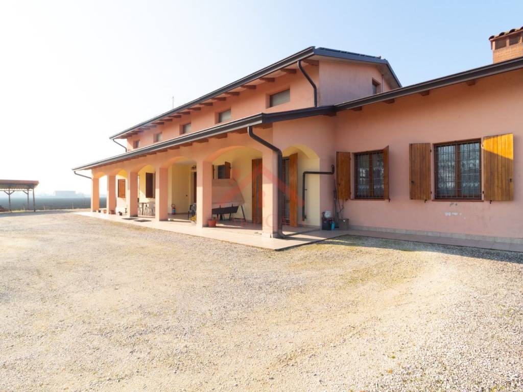 casa indipendente in vendita a Novi di Modena