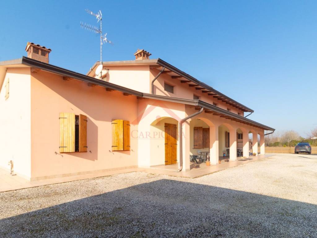 casa indipendente in vendita a Novi di Modena