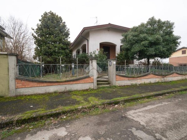 casa indipendente in vendita a Novi di Modena