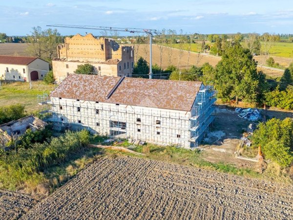 casale in vendita a Novi di Modena