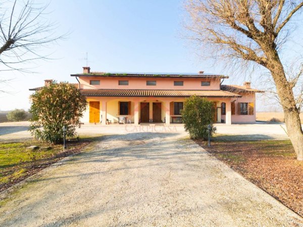casa indipendente in vendita a Novi di Modena