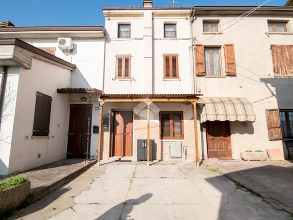 casa indipendente in vendita a Novi di Modena