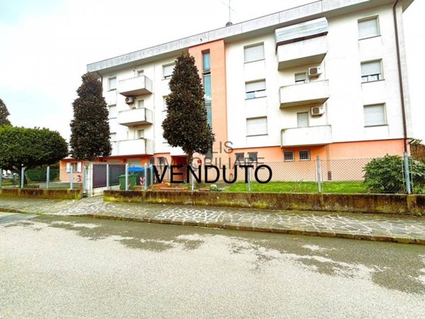 appartamento in vendita a Novi di Modena in zona Rovereto sulla Secchia