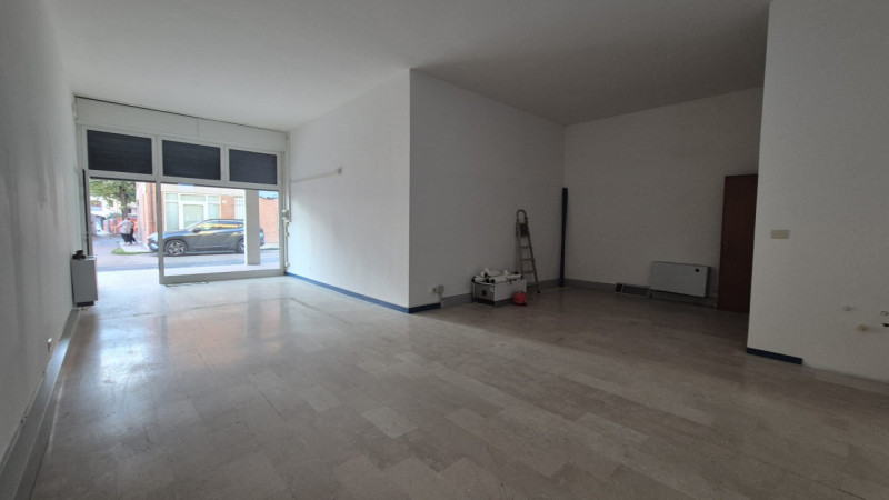 negozio in vendita a Novi di Modena in zona Rovereto sulla Secchia