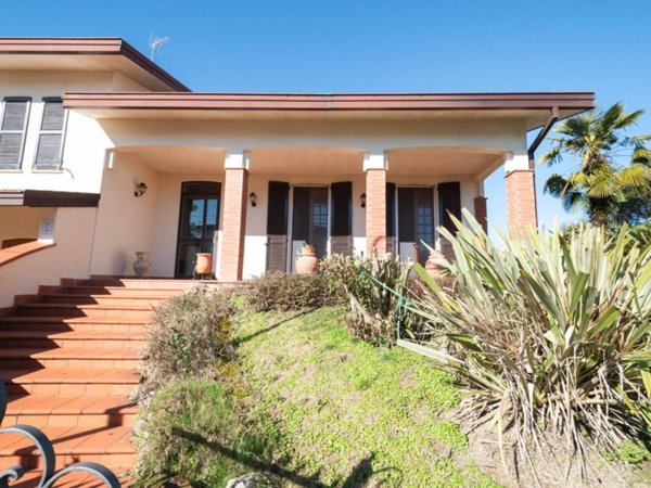 casa indipendente in vendita a Novi di Modena