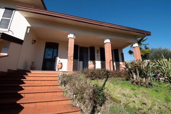 casa indipendente in vendita a Novi di Modena