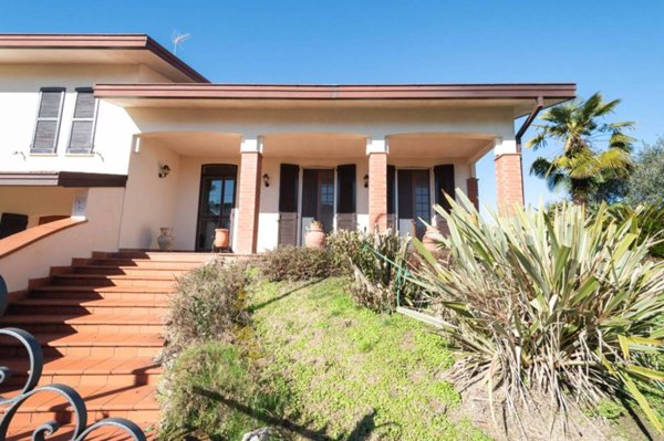 casa indipendente in vendita a Novi di Modena