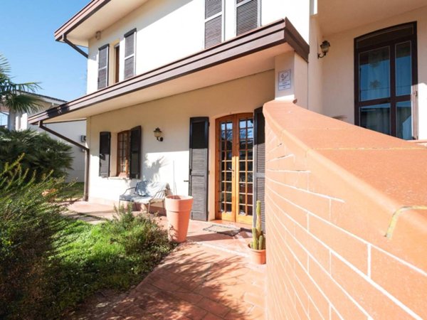 casa indipendente in vendita a Novi di Modena in zona Rovereto sulla Secchia