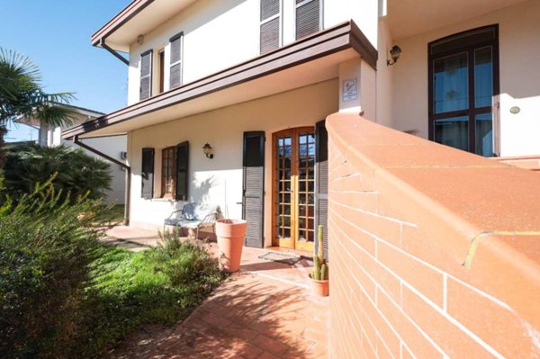 appartamento in vendita a Novi di Modena in zona Rovereto sulla Secchia