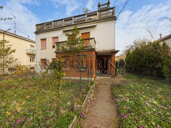 casa indipendente in vendita a Novi di Modena