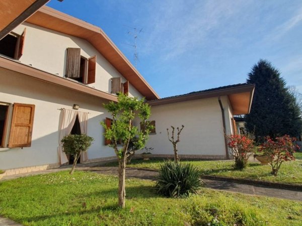 casa indipendente in vendita a Novi di Modena