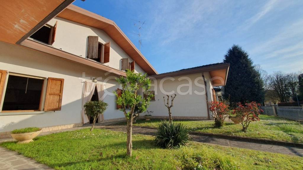 casa indipendente in vendita a Novi di Modena in zona Rovereto sulla Secchia