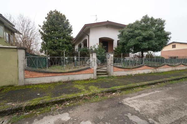 casa indipendente in vendita a Novi di Modena in zona Rovereto sulla Secchia