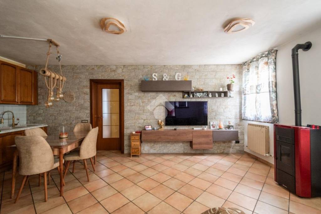 casa indipendente in vendita a Novi di Modena