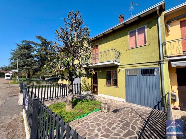 casa indipendente in vendita a Novi di Modena