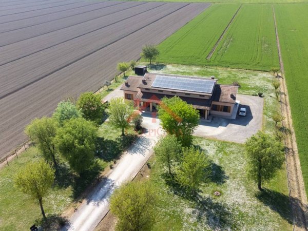 casa indipendente in vendita a Novi di Modena